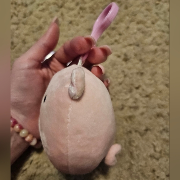 NWT 3.5โ Peter the Pig ๐ Squishmallow Clip with flowers ๐ on his belly! - Picture 8 of 10